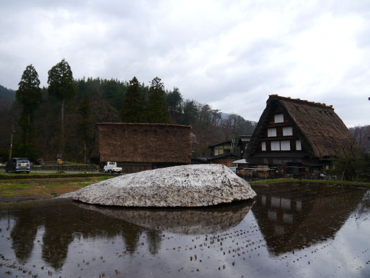 Shirakawagō - und es liegt sogar noch Schnee!