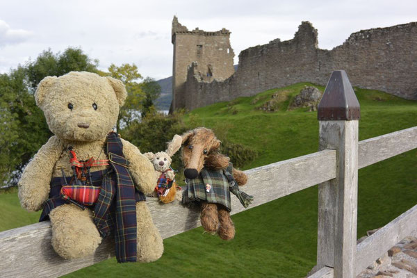 Kasimir, Cäsar und Fredi vor dem Urquhart Castle am Loch Ness