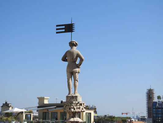 Statue auf dem Dach des Mailänder Doms