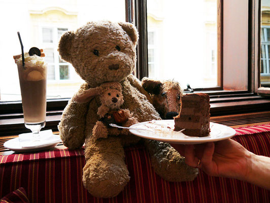 Kasimir, Cäsar und Fredi bei Eisschokolade und Trüffeltorte