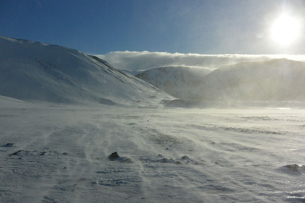 statt Wüstensand fegender Schnee