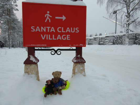 Wir, Kasimir - Cäsar - Fredi und Kerl, folgen dem Wegweiser ins Weihnachtsdorf von Santa