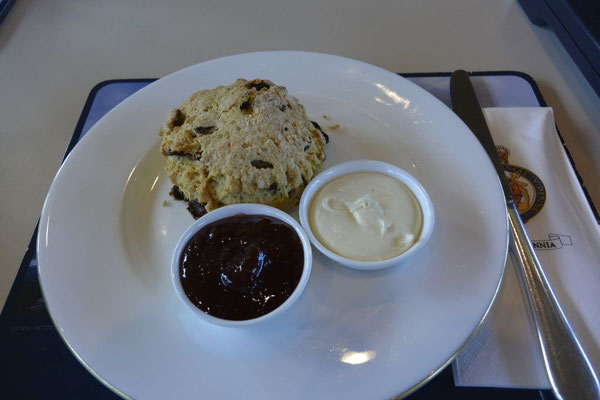 Kasimir, Cäsar und Fredi genießen "das" königliche Backwerk: Scones mit Clotted Cream und Jam