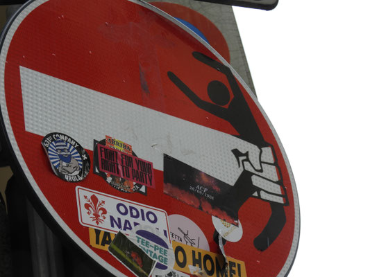 Street Art auf Verkehrsschild in Florenz