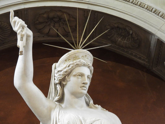 Ne, ist nicht Miss Liberty, einfach Grabstatue.