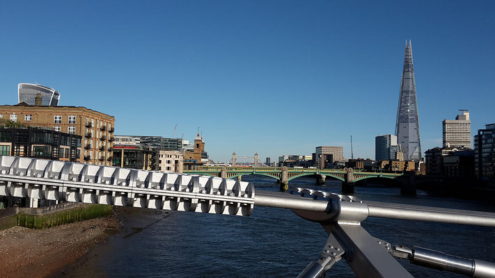 Blick auf die Tower Bridge von der Millenium Bridge aus