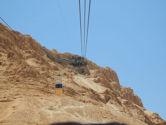 Masada, mit der Seilbahn geht es hoch - der Schlangepfad ist nur in der Frühe geöffnet und wird wegen der Hitze spätestens mittags geschlossen.