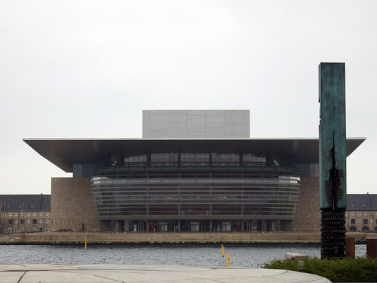 Operaen auf der Insel Holmen - eine der modernsten Bühnen der Welt. Sie eröffnete 2005 und machte mit ihrer Architektur u. ihrem internationalen Programm Furore. Das Gebäude hat ein 90 m breites Vordach.