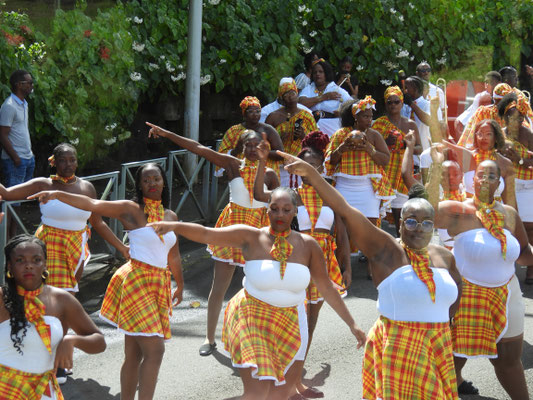 Umzug auf Martiniques Strassen - hat was von Samba-Party in Brasilien