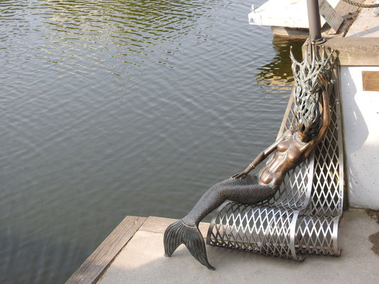 Skulptur „Undinėlė“ („Meerjungfrau“)  von Klaudijus Pūdymas an der Börsenbrücke