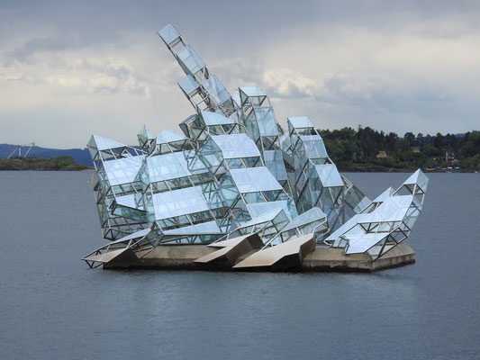 Skulptur Hun ligger/She lies im Hafenbecken, ca. 60 m vor der Oper. Die Skulptur der italienischen Künstlerin Monica Bonvicini ist den aufgetürmten Eismassen auf dem Gemälde Das Eismeer von Caspar David Friedrich nachempfunden und ist aus Stahl und Glas.