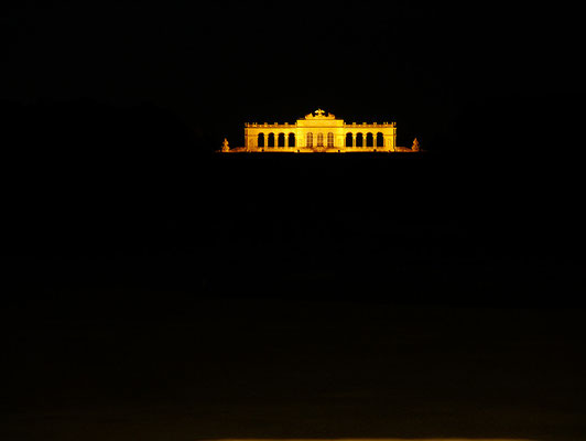 Gloriette von Schloss Schönbrunn bei Nacht