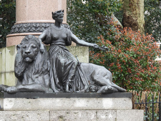 Darstellung Britanniens am Fuße Marochettis Skulptur von Lord Clyde