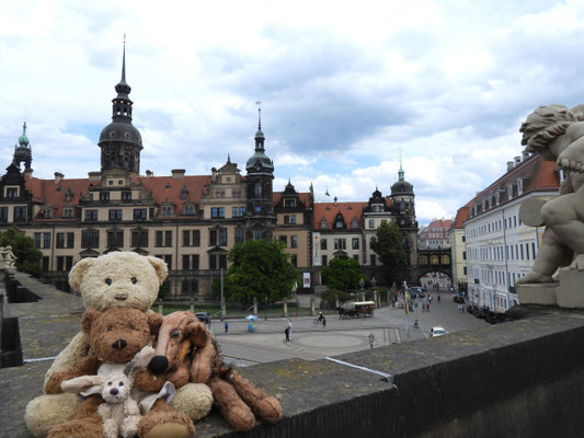 wir auf einer Mauer des Zwingers mit Blick auf (von links nach rechts) die Katholische Hofkirche, das Residenzschloss und die Altstädtische Hauptwache