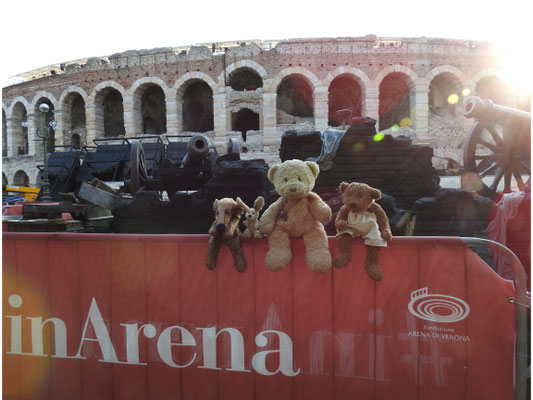 Wir - Kasimir, Cäsar, Fredi und Kerl - vor der Arena Veronas