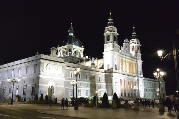 Santa María la Real de La Almudena in der Nacht