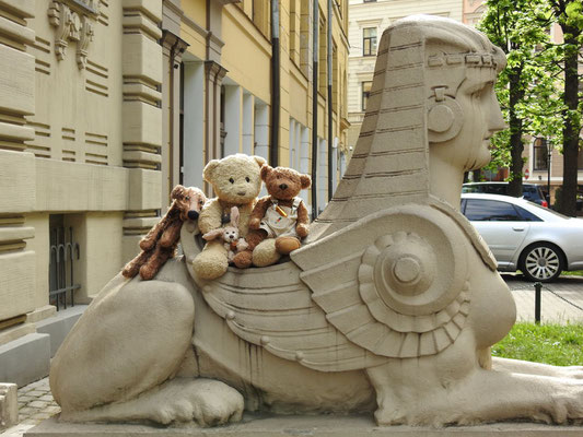 Yep! Wir auf einem Sphinx wie schon in Budapest und in Ägypten natürlich.