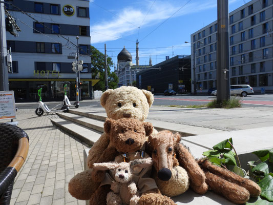 wir vor Yenidze, eine ehemalige Zigarettenfabrik, heute Büro- und Restaurantgebäude