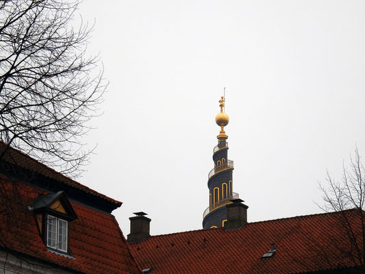 Vor Frelsers Kirke - Der Legende nach stürzte sich der Architekt,  Lauritz de Thurah,  vom Turm, als er erkannte, dass der Turm sich in die falsche Richtung (gegen den Uhrzeigersinn) dreht. Tatsächlich starb er erst 7 Jahre nach Vollendung des Turmbaus.