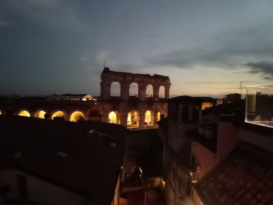 die Arena Veronas bei Nacht von unserem Hoteldach aus