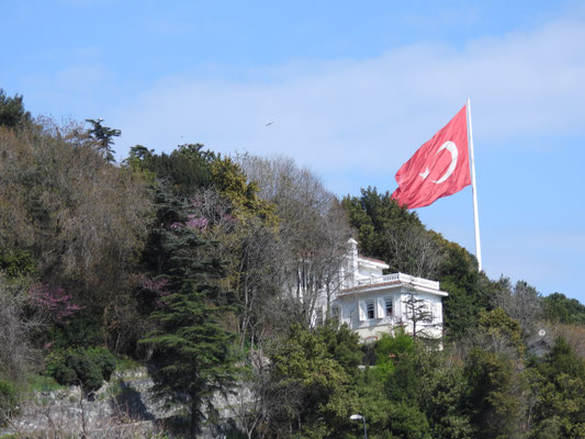 Die höchste und größte Flagge der Türkei: die 1.000 Quadratmeter große Flagge wurde im April 2021 an einem 111 hohen und 100 Tonnen schweren Mast gehißt und eingeweiht.