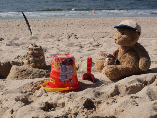 unsere Sandburg und wir am Strand von Sylt, Westerland