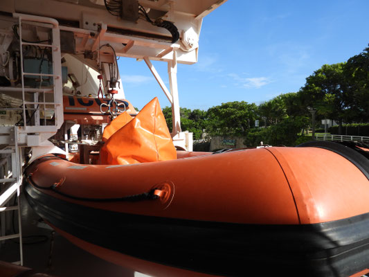 Rettungsboot; zum Glück ganze viele, damit auch alle zur Not von Bord können