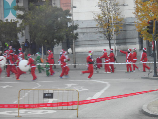 oha - wie in Warschau vor einem Jahr - Treffen der Weihnachtsmänner und -frauen