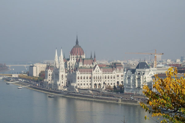 Blick von Buda auf Pest, Parlamentsgebäude