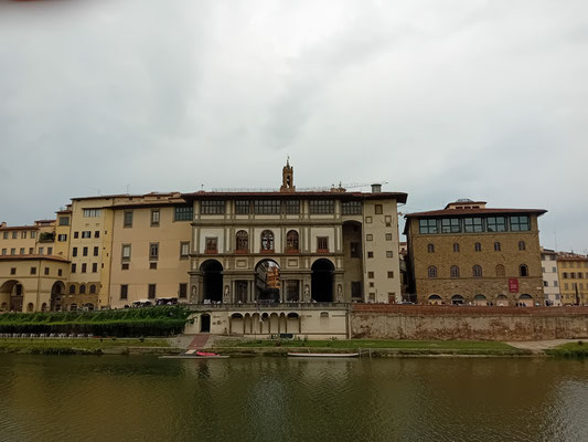 Blick vom gegenüberliegenden Ufer des Arno auf die Uffizien