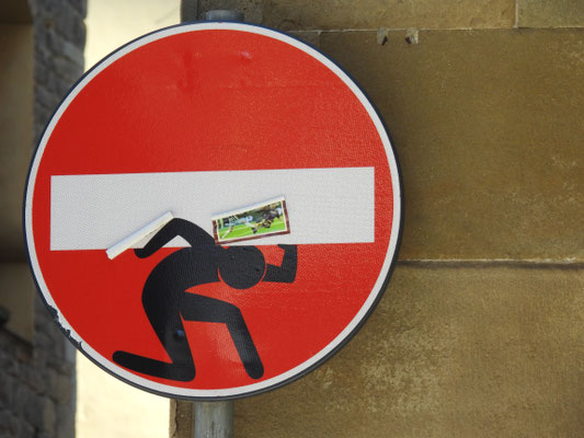Street Art auf Verkehrsschild in Florenz