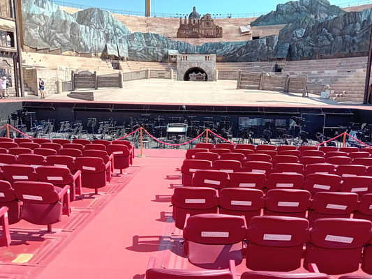 Blick in und auf die Arena Veronas mit Orchesterbereich