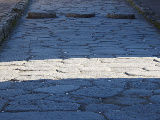 Achtet auf die kleinen weißen Marmorsteinchen. Die glitzern im Dunkel, so dass man sozusagen eine Straßenbeleuchtung hatte, clever. Außerdem seht Ihr am Ende einen antiken "Zebrastreifen".