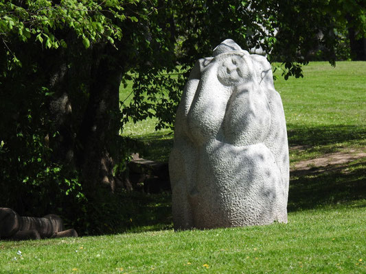 Naturstein-Skulptur des Bildhauers Indulis Ranka im Gauja Nationalpark auf dem Dainu-Berg