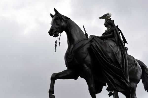 Queen Victoria - Reiter - Monument in Glasgow, Schottland (Vicky ausnahmsweise jung dargestellt)