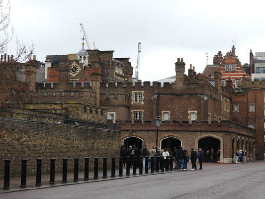St. James Palace, London - Start der Old Guard für den Wachwechsel; hier wurde auch Charles III zum König proklamiert