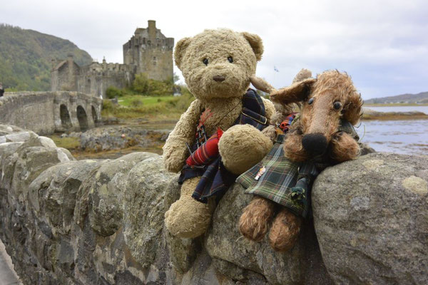 Kasimir, Cäsar und Fredi vor dem Eilean Donan Castle in Schottland