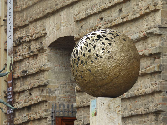 temporäre Skulptur vor der Kirche San Lorenzo