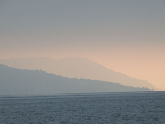 nebliger Sonnenaufgang am Genfer See
