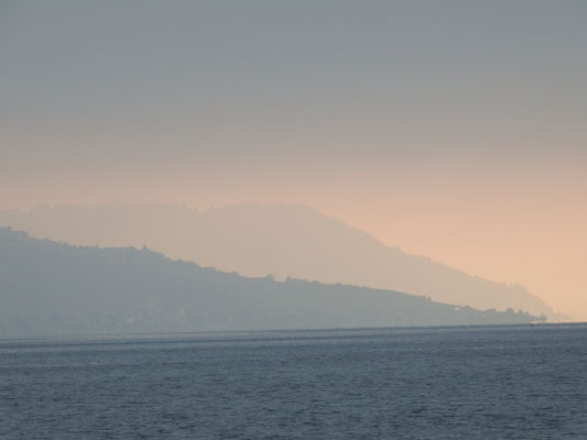 nebliger Sonnenaufgang am Genfer See