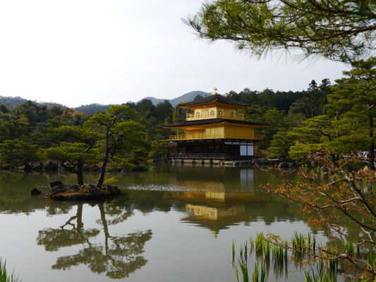 Kinkaku-ji (wörtlich: Goldener Pavillon-Tempel), ein buddhistischer Tempel im Nordwesten von Kyôto, dessen korrekter Name Rokuon-ji (Rehgarten-Tempel) lautet