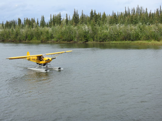 Ups, ein Wasserflugzeug begleitet uns ...