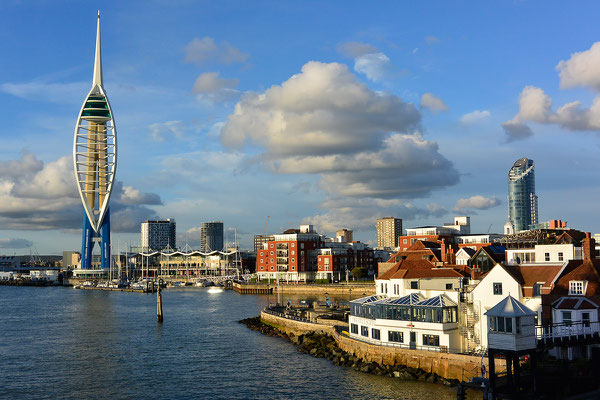 Kasimir, Cäsar, Fredi und Kerl steuern zu auf den Spinnaker Tower in Portsmouth, 170 Meter hoch