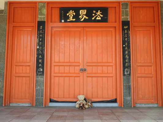 wir am Eingan zum Tempel des Tian Tan Buddha