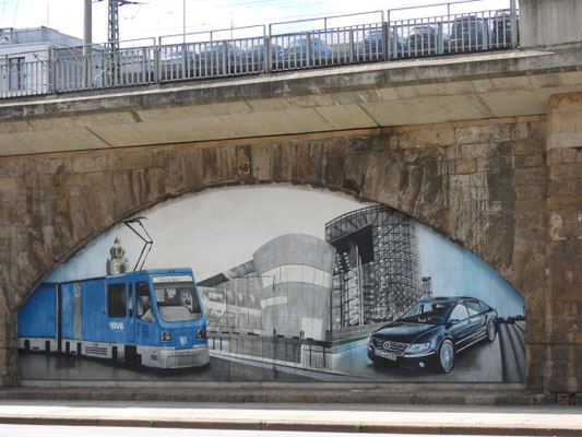 Graffiti in den Bahn-Torbögen