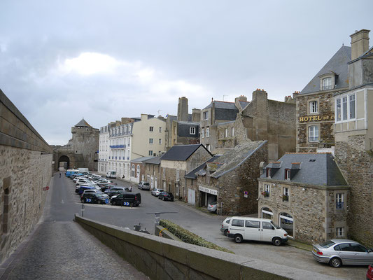 rechts ist unser Hotel in St. Malo