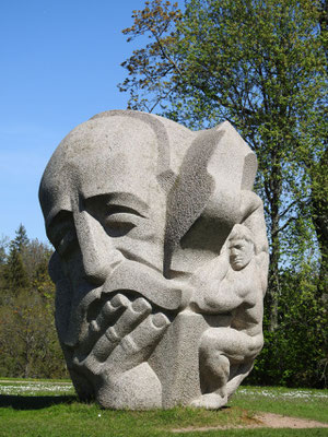 Naturstein-Skulptur des Bildhauers Indulis Ranka im Gauja Nationalpark auf dem Dainu-Berg