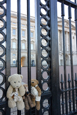 Kasimir, Cäsar, Fredi und Kerl besuchen Lizzy im Buckingham Palace - sie war leider nicht zu Hause