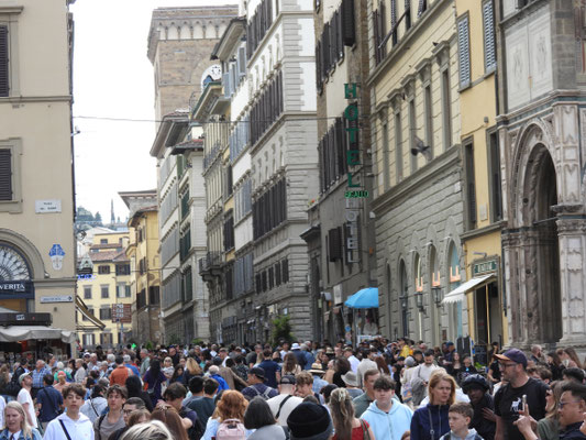 und so sieht es im Mai in den Strassen von Florenz aus