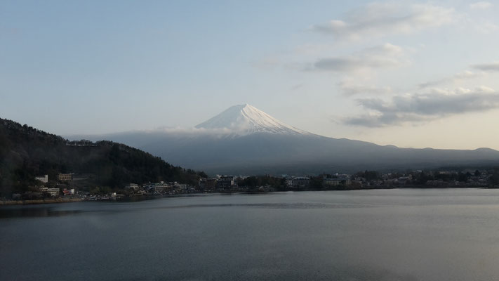 富士山 Fuji-san , Vulkan , 3776,24 m Höhe über dem Meeresspiegel der höchste Berg Japans. Sein Gipfel befindet sich auf der japanischen Hauptinsel Honshū.